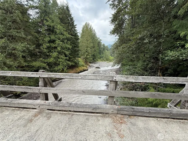 a view of a yard with an white house