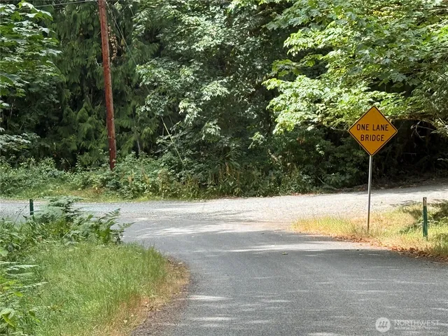 a view of a yard and basketball court