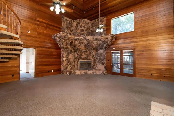 a view of a livingroom with furniture and a ceiling fan