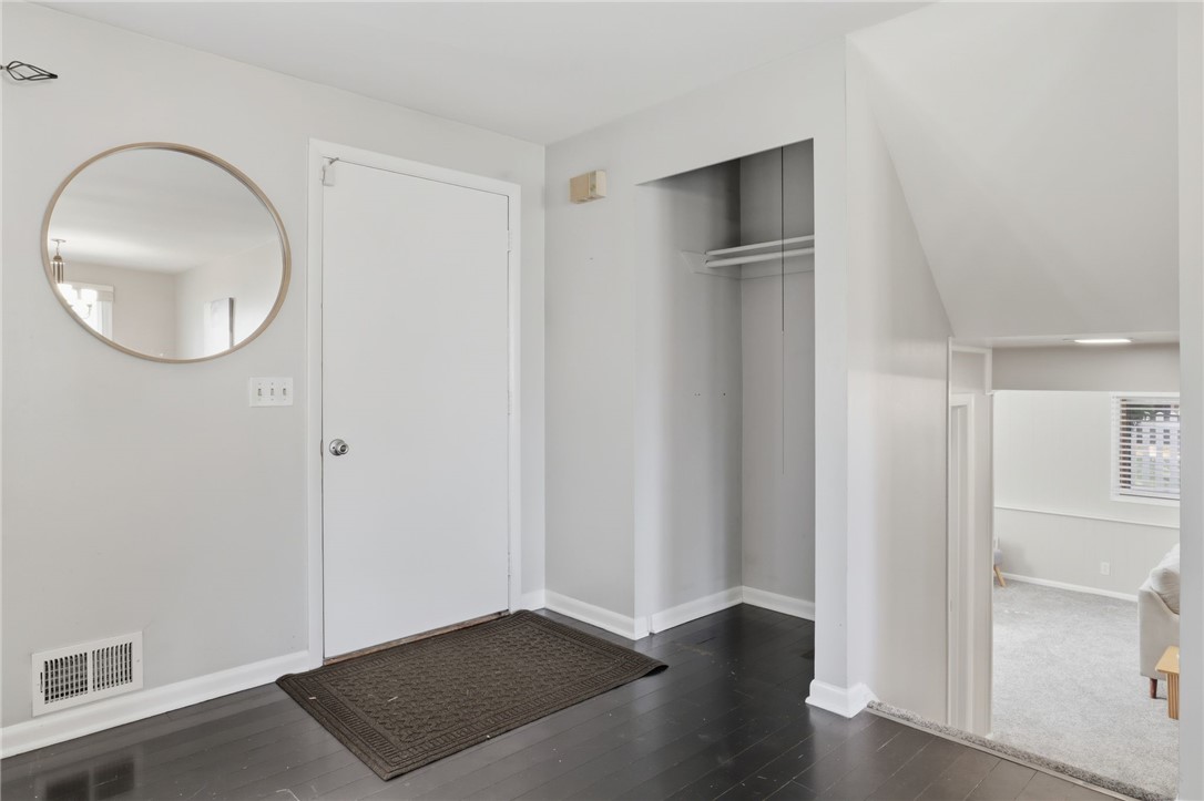 568 English Road Greece, NY 14616 - Photo 4 of 39