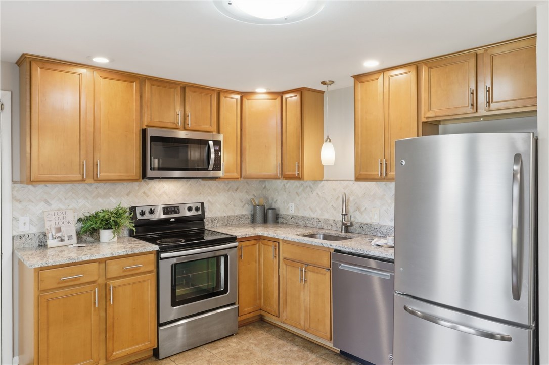 568 English Road Greece, NY 14616 - Photo 10 of 39