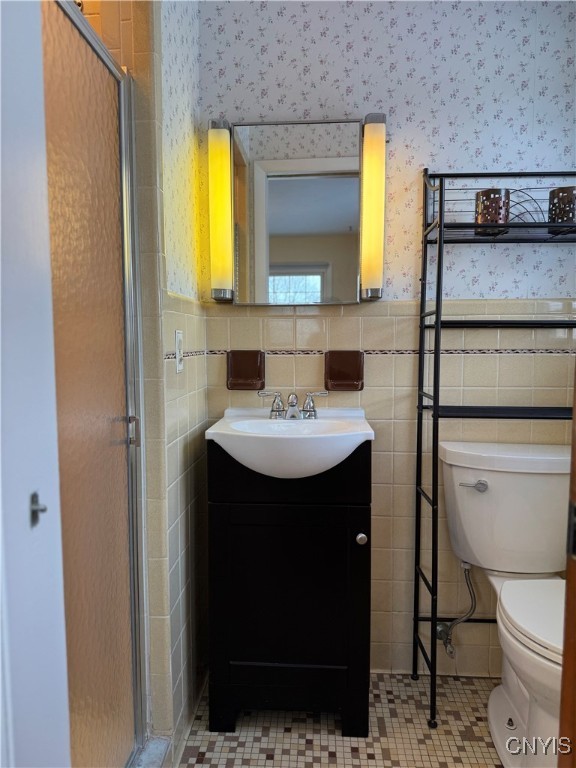 11 Northridge Road DeWitt, NY 13214 - Photo 32 of 43 Primary full bath with pocket door