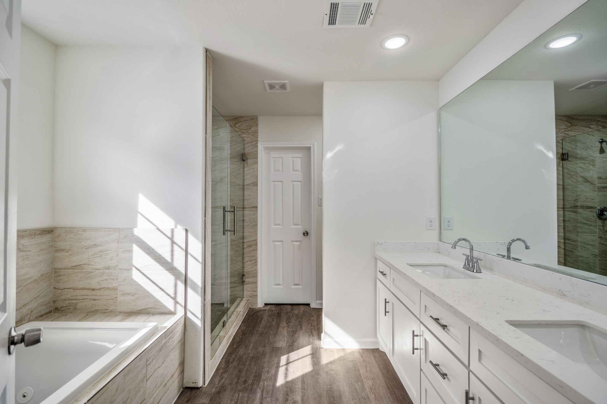 6513 Goldspier Street Houston, TX 77091 - Photo 14 of 31 a bathroom with a tub sink and mirror