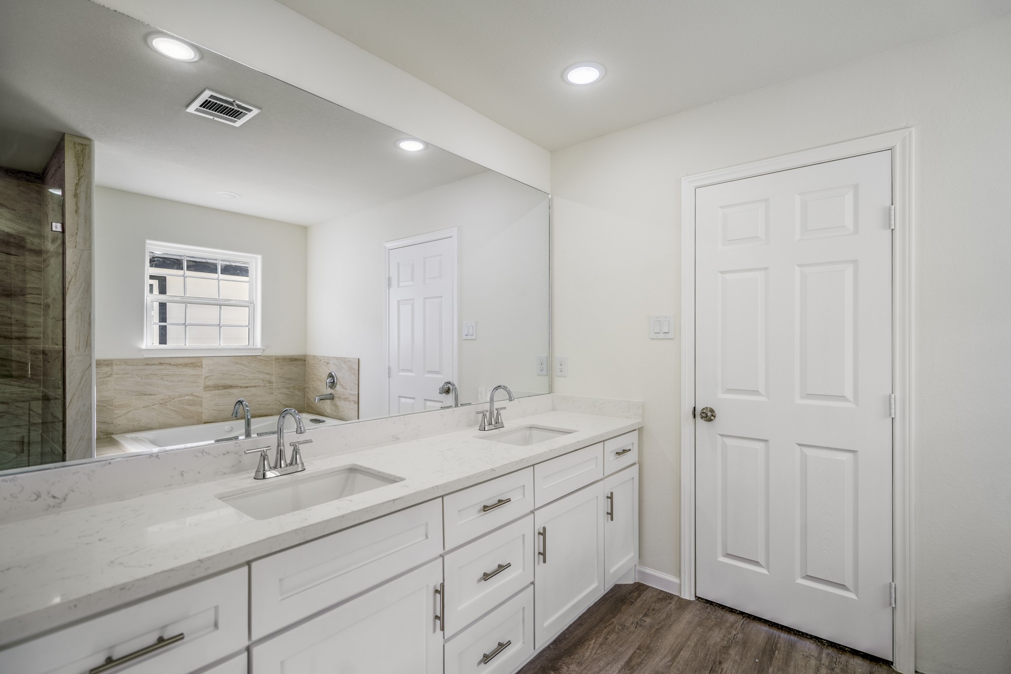 6513 Goldspier Street Houston, TX 77091 - Photo 17 of 31 a bathroom with 2 sink tub and a mirror