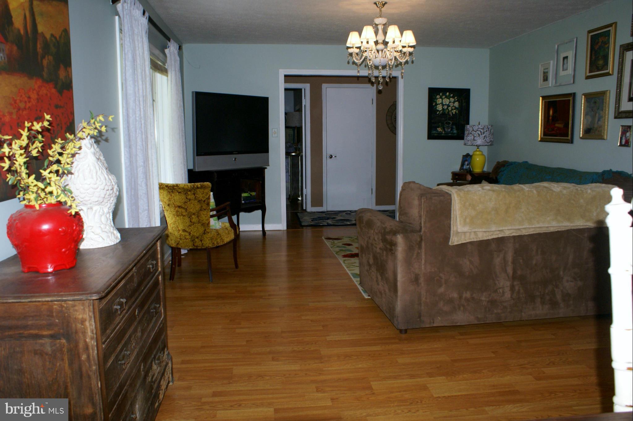 387 Rest Church Road Winchester, VA 22603 - Photo 3 of 19 Living Room