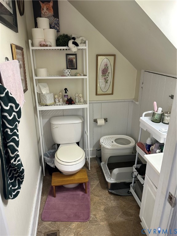 806 Spring Street Richmond, VA 23220 - Photo 7 of 14 a bathroom with a toilet a sink and a mirror