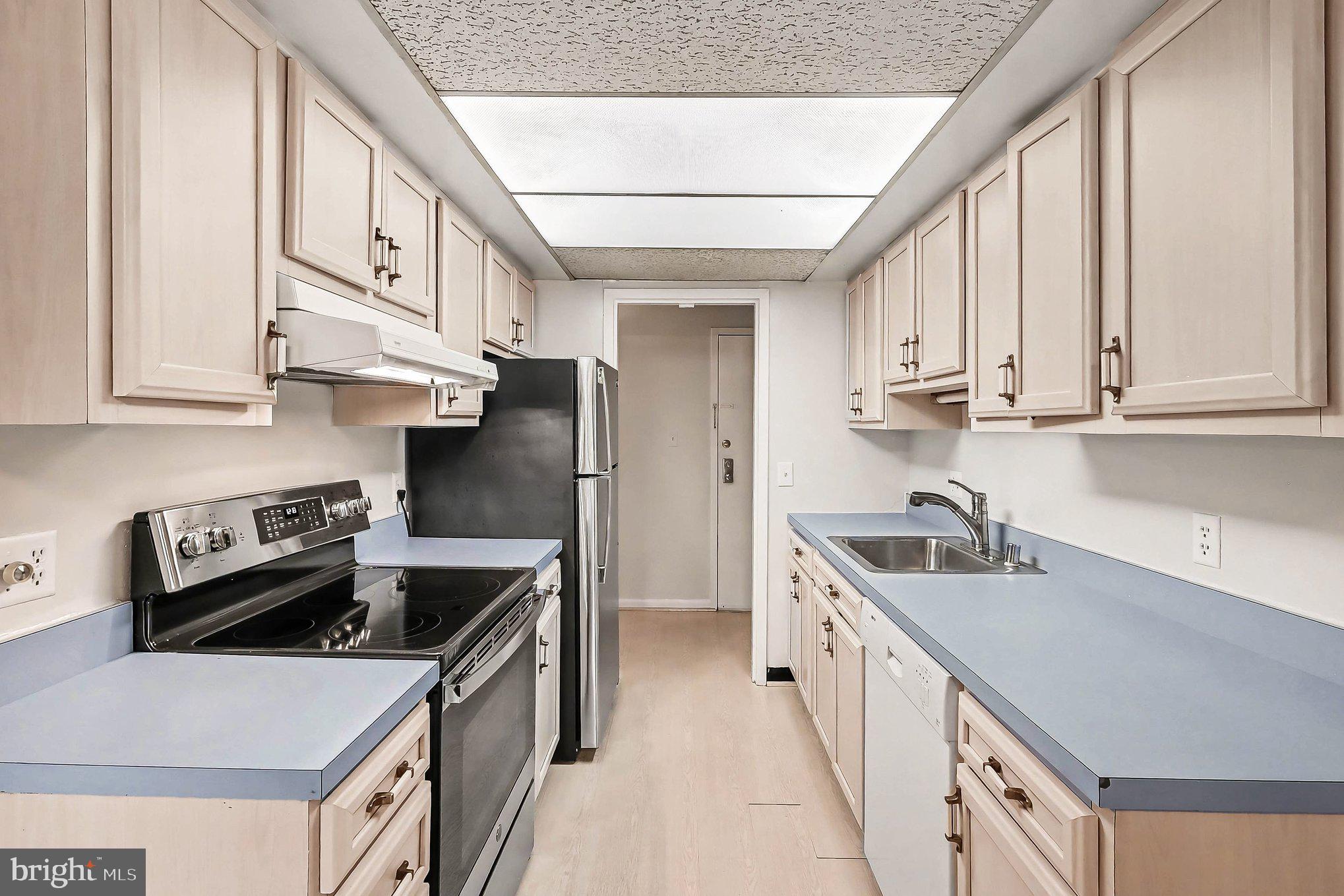 2247 Castle Rock Square, Unit 12C Reston, VA 20191 - Photo 5 of 23 Modern kitchen with sleek finishes.