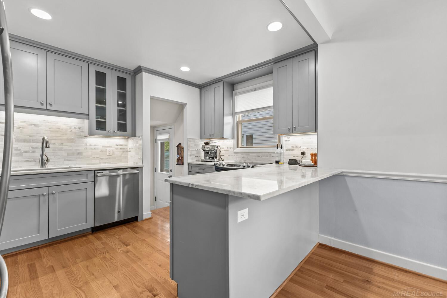 1521 Hampton Road Grosse Pointe, MI 48236 - Photo 6 of 34 50216102-bbb05ec8-d4f6-47fa-b904-399c2a3e62ad.JPG