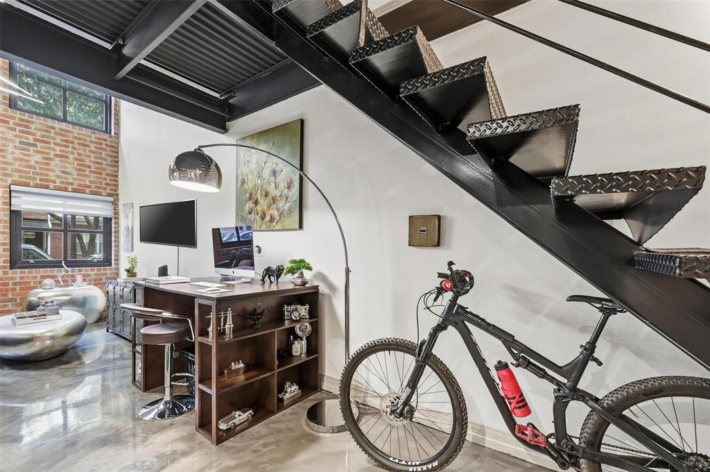 3110 Thomas Avenue, Unit 105 Dallas, TX 75204 - Photo 16 of 37 a view of a livingroom with furniture