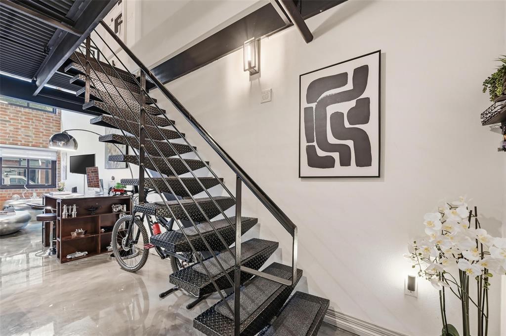 3110 Thomas Avenue, Unit 105 Dallas, TX 75204 - Photo 17 of 37 a view of entryway