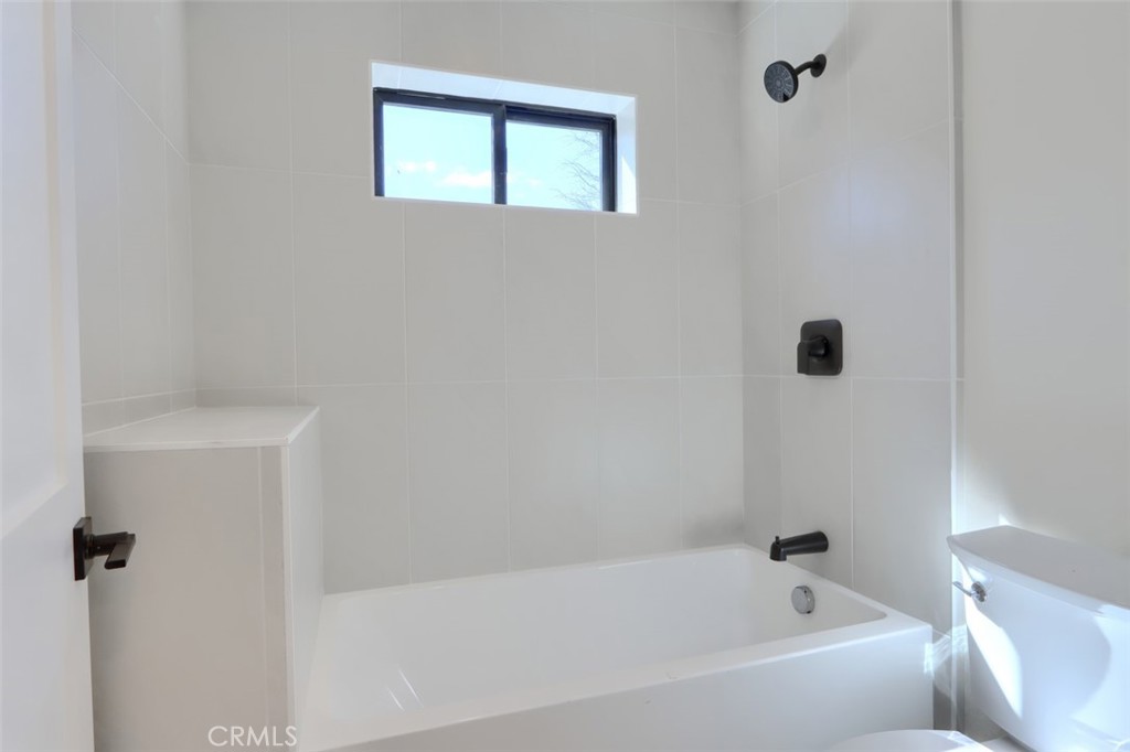 3181 B Triangle Park Road Mariposa, CA 95338 - Photo 30 of 44 a bathroom with a bathtub