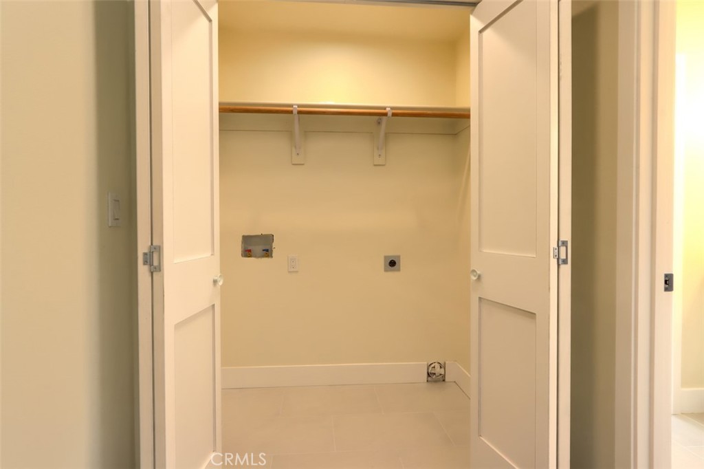 3181 B Triangle Park Road Mariposa, CA 95338 - Photo 31 of 44 a bathroom with a glass shower door