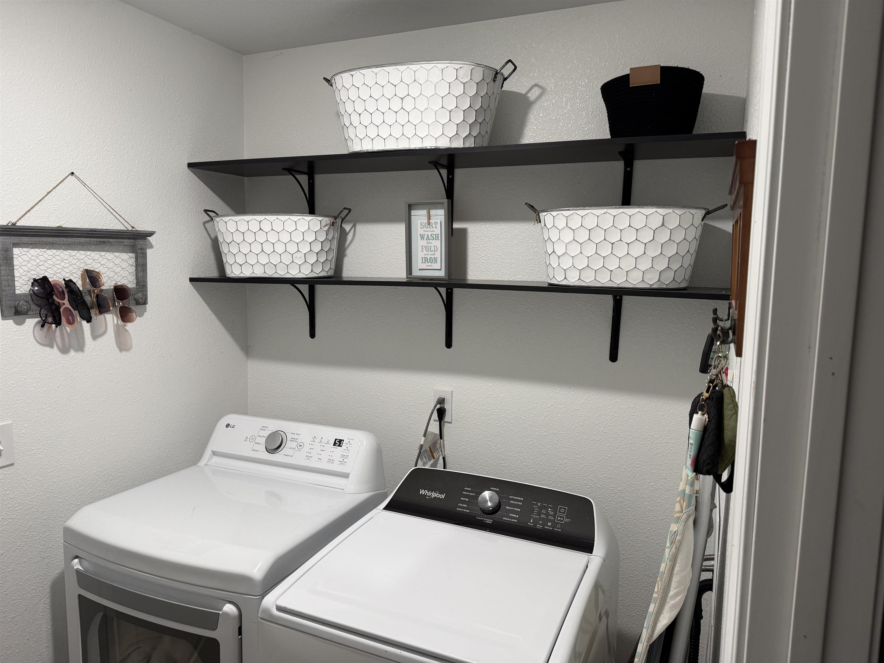 1135 Russell Road Belvidere, IL 61008 - Photo 3 of 11 a utility room with dryer and washer