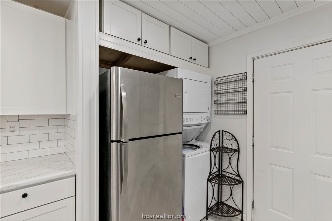 8801 Old Reliance Road Bryan, TX 77808 - Photo 13 of 24 Stainless steel appliances complement the light and bright kitchen finishes.