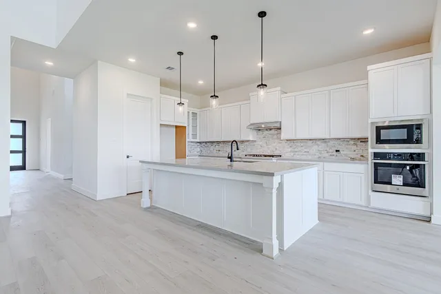 $639,990 | 153 Peninsula Point Drive, Montgomery, TX 77356