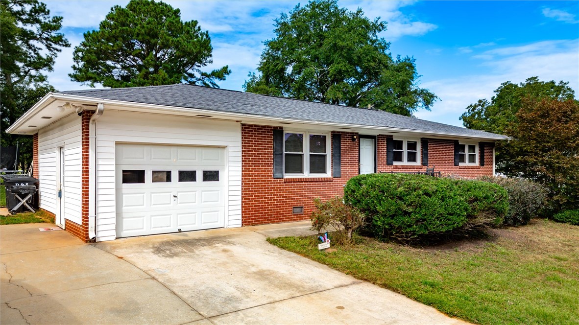 309 Hembree Road Anderson, SC 29625 - Photo 2 of 22