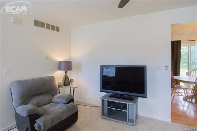 2740 Elizabeth Lake Road Waterford, MI 48328 - Photo 8 of 15 21359274-7.JPG