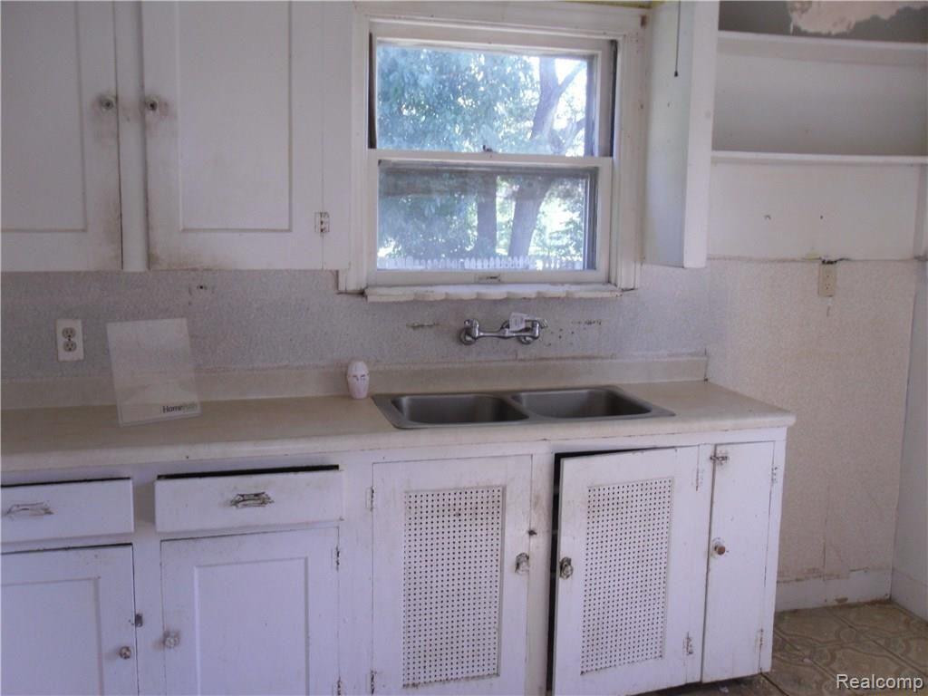 7004 Rivard Avenue Warren, MI 48091 - Photo 8 of 13 009.JPG