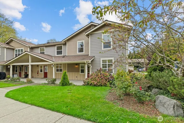 a view of a yard in front of house