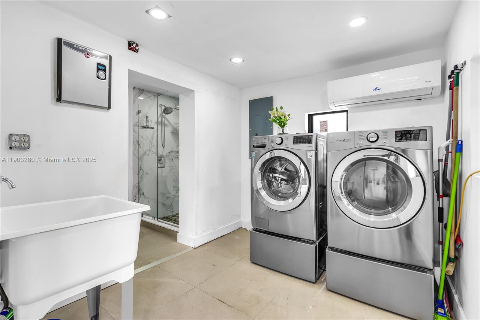 175 West 56th Street Hialeah, FL 33012 - Photo 20 of 39 a utility room with dryer and washer