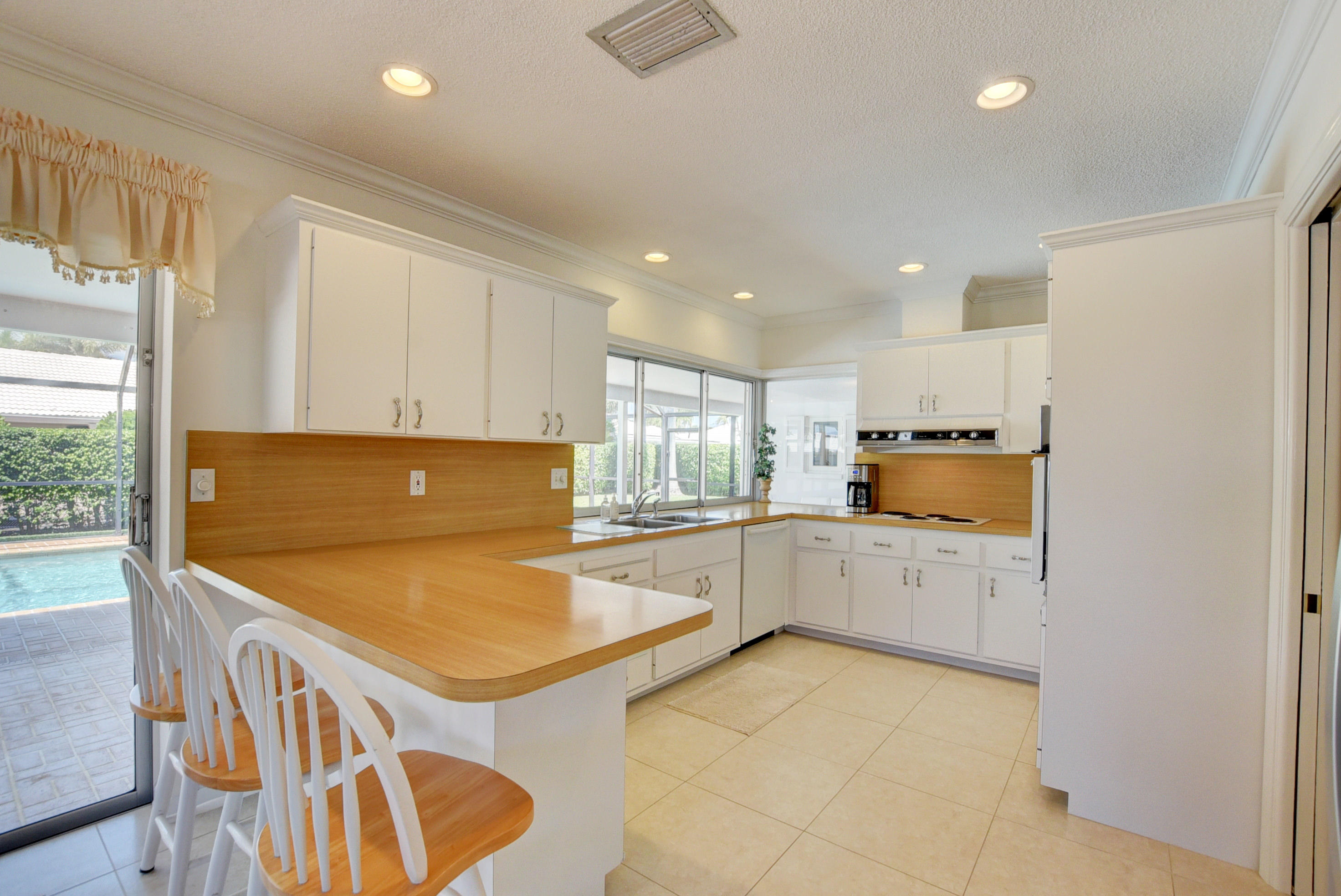 1361 Mulberry Way Boca Raton, FL 33486 - Photo 20 of 43 Snacck bar & Kitchen