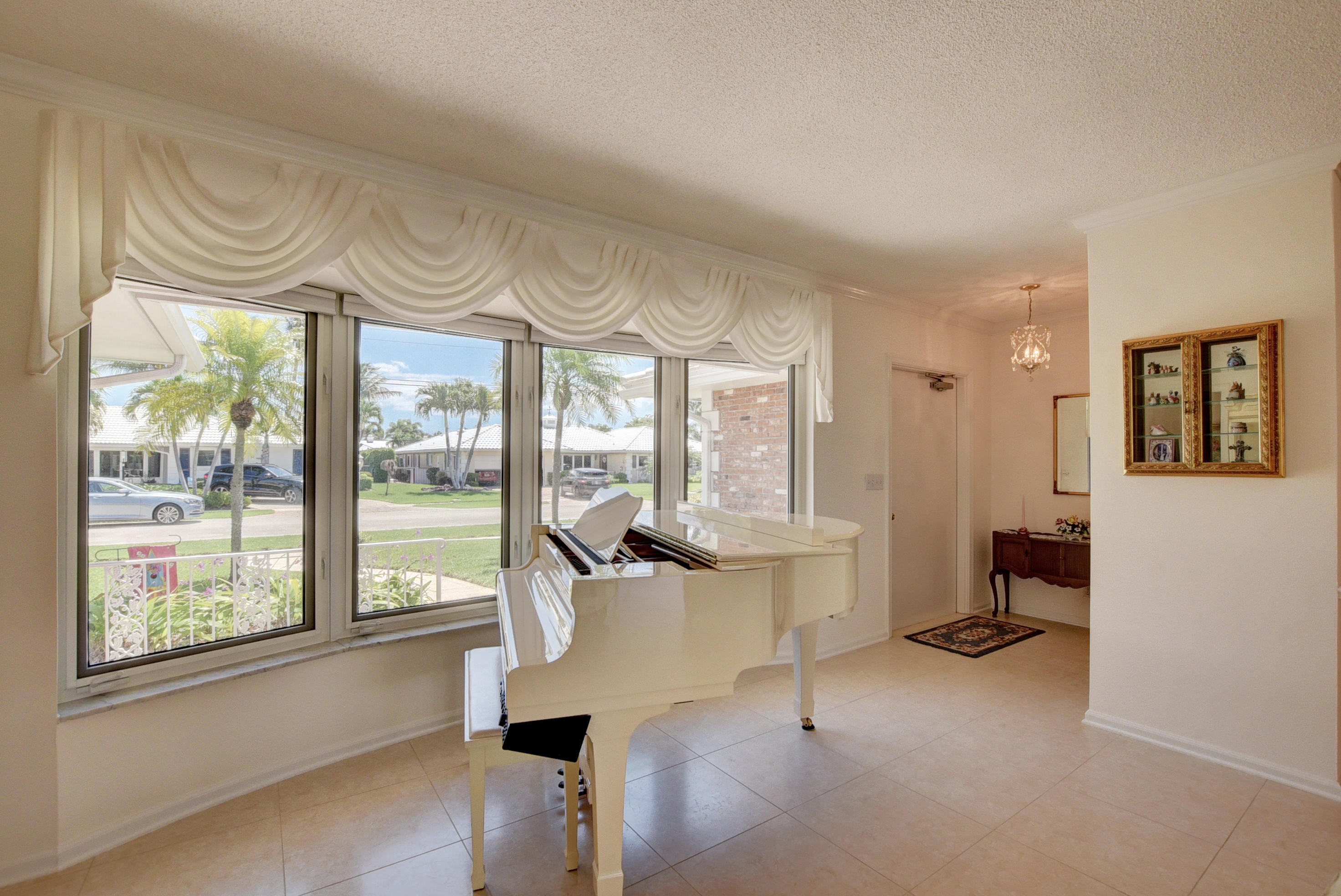 1361 Mulberry Way Boca Raton, FL 33486 - Photo 9 of 43 Living room