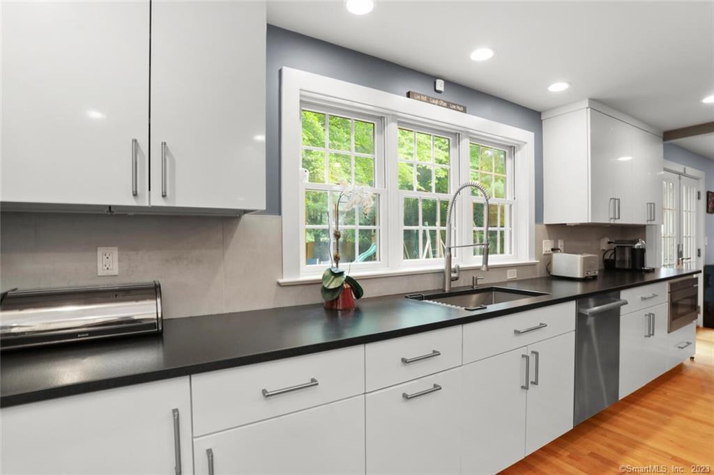 25 Summit Road Riverside, CT 06878 - Photo 9 of 38