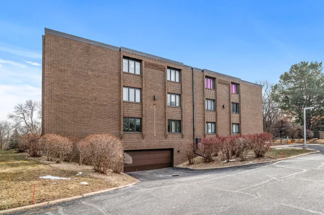 $199,977 | 3412 Oak Ridge Road, Unit 309, Minnetonka, MN 55305