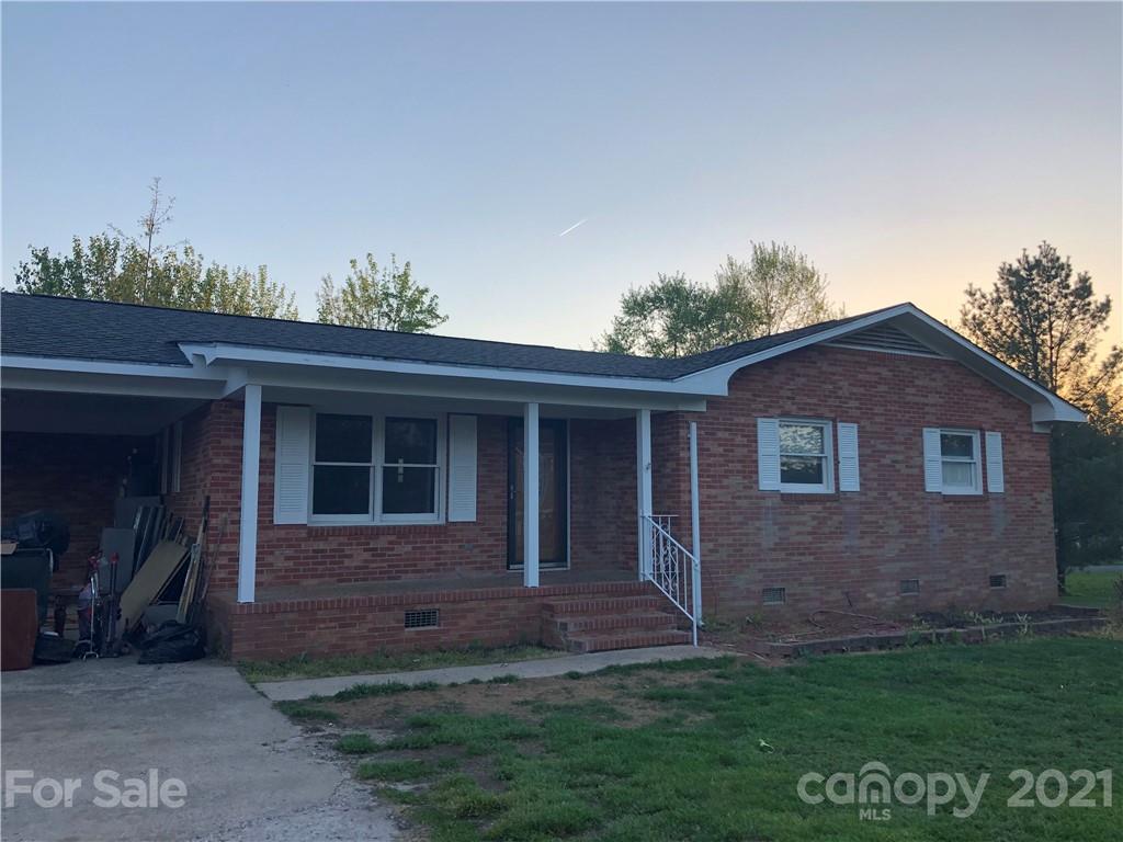 a view of front of a house with a yard