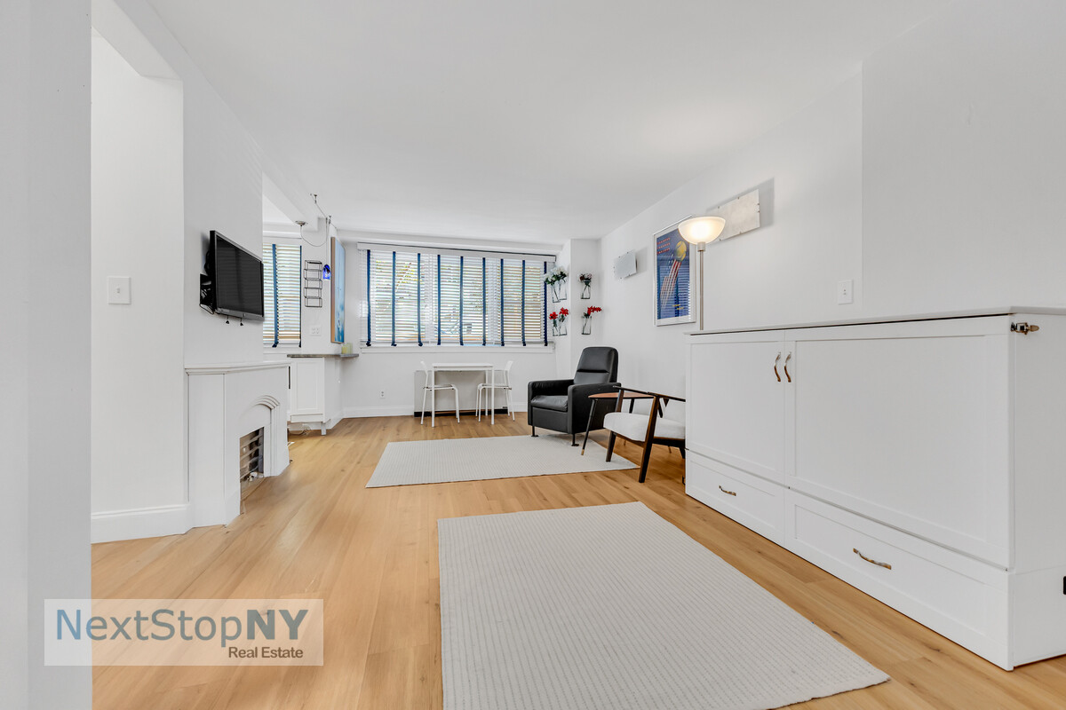 520 East 76th Street, Unit 1F Manhattan, NY 10021 - Photo 2 of 10 a spacious bedroom with a bed and a flat screen tv