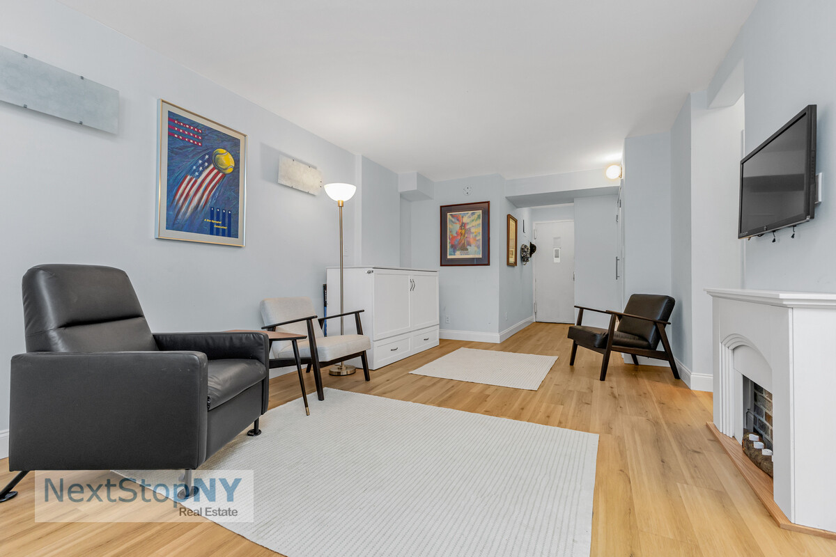 520 East 76th Street, Unit 1F Manhattan, NY 10021 - Photo 3 of 10 a bedroom with a bed and a flat screen tv