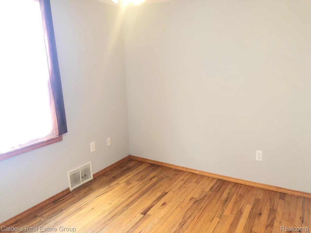 7253 Standard Street Center Line, MI 48015 - Photo 9 of 12 thumbnail_IMG_9960.jpg