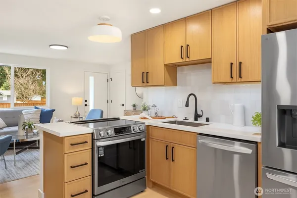 $999,990 | 14205 77th Avenue Northeast, Kirkland, WA 98034