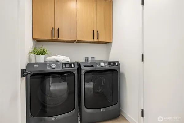 $999,990 | 14205 77th Avenue Northeast, Kirkland, WA 98034