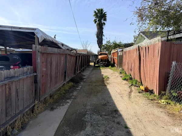 a view of a backyard with pathway