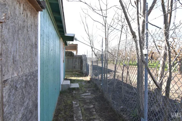 a view of a back yard and the trees