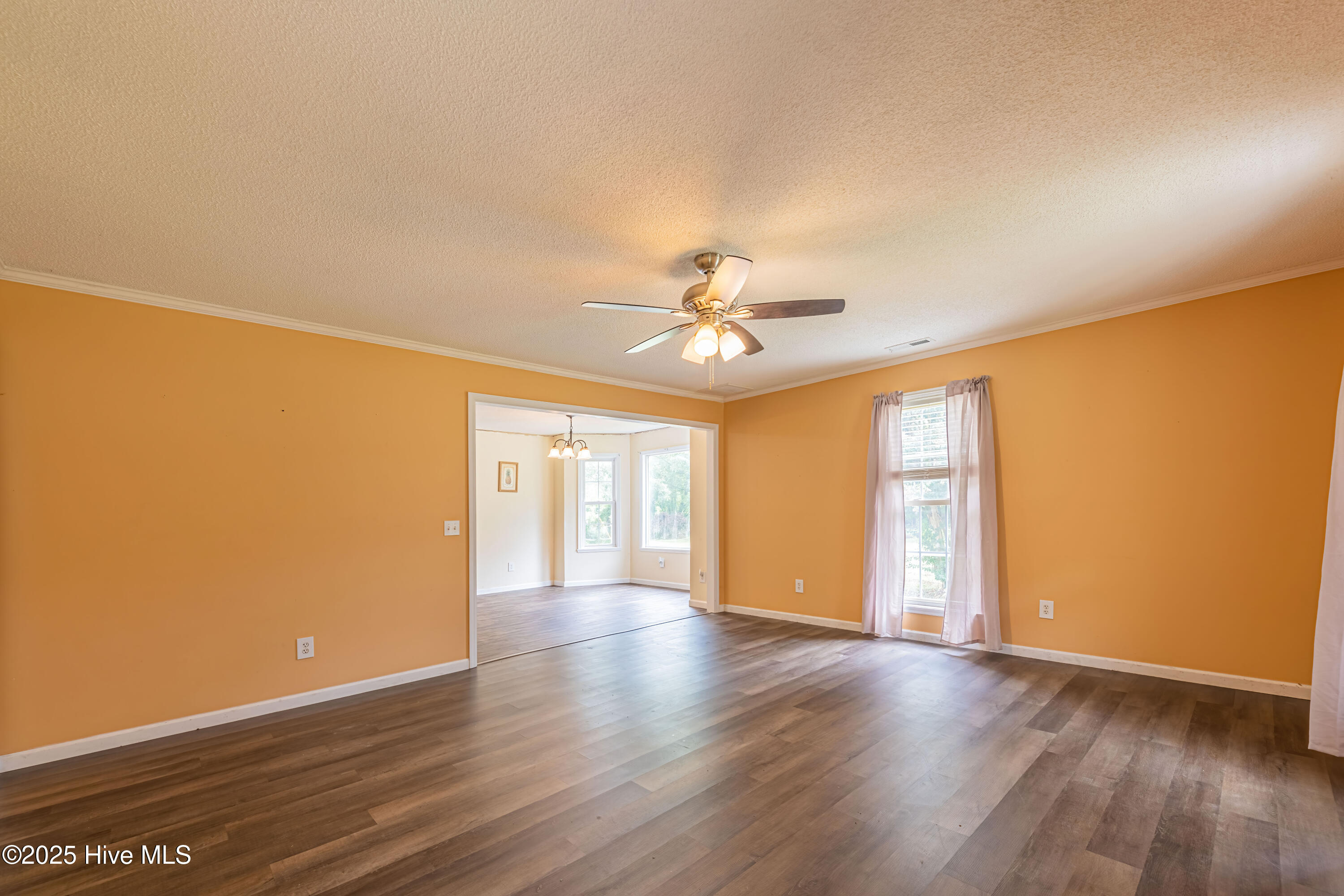 127 Rodney Lanier Road Chinquapin, NC 28521 - Photo 12 of 60 Living room