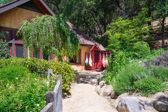 a view of yard with green space