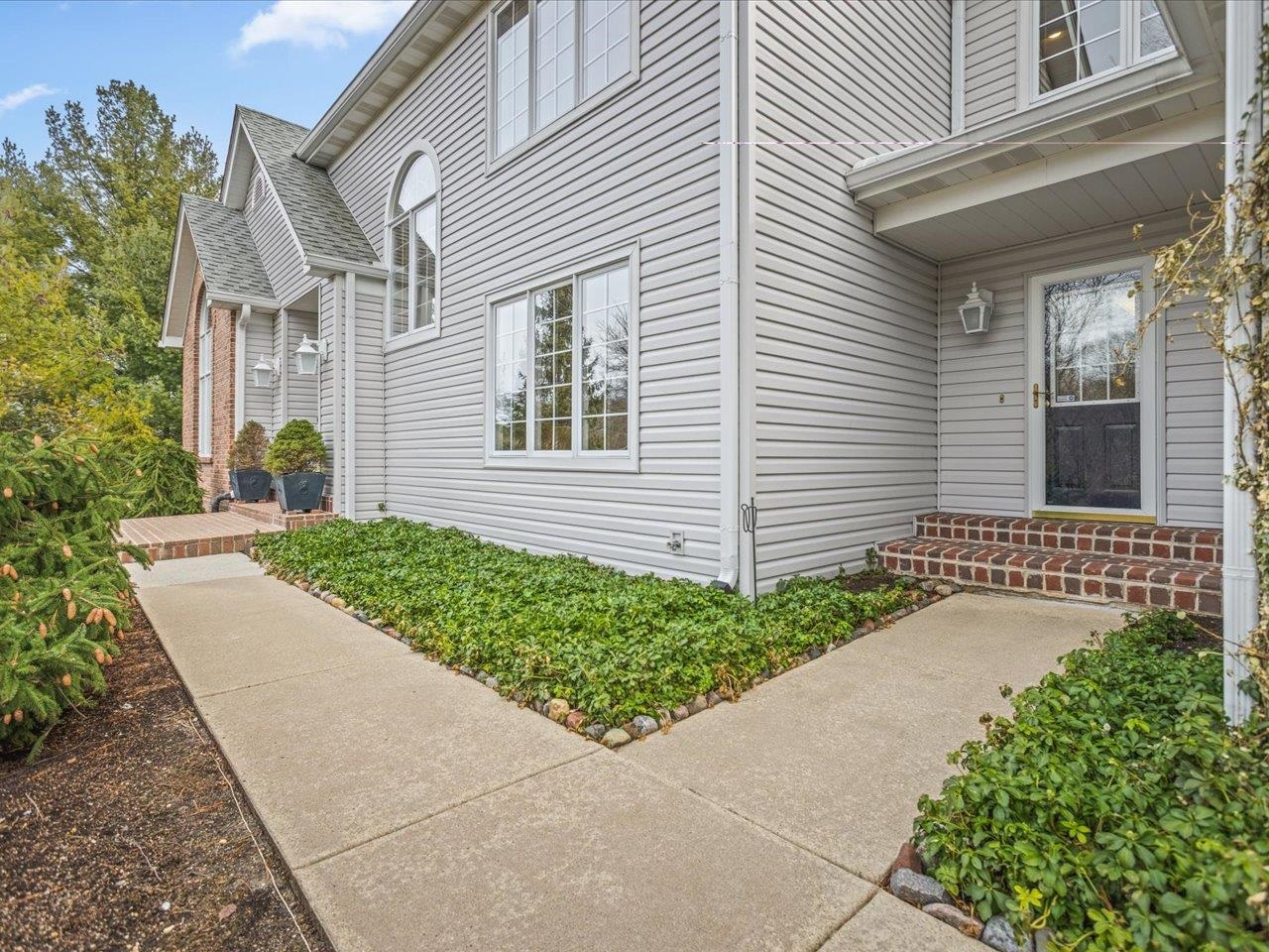 11575 Aberdeen Road Belvidere, IL 61008 - Photo 6 of 46 a front view of a house with garden
