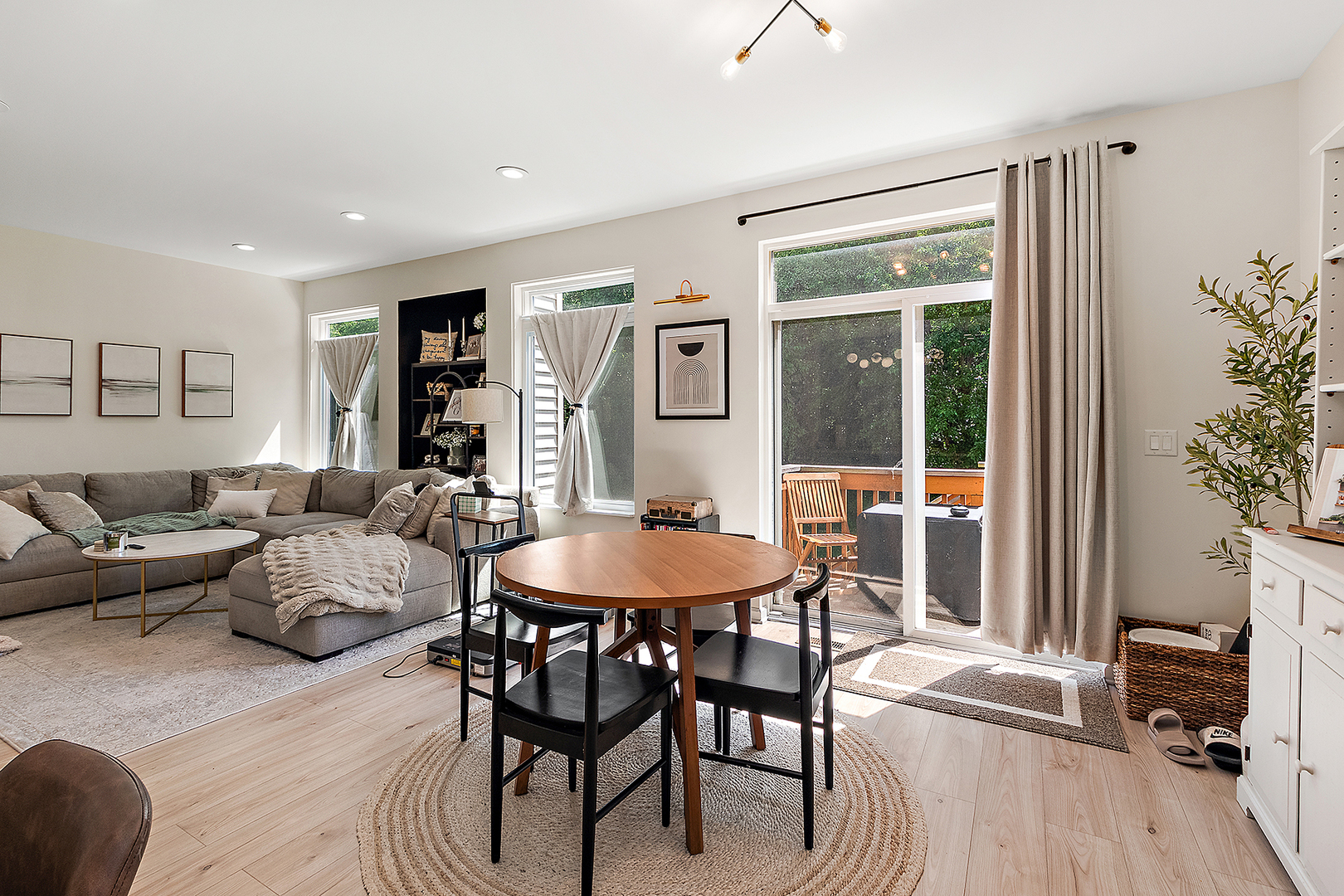 1526 Peachtree Lane Lockport, IL 60441 - Photo 9 of 28 a living room with furniture and a window