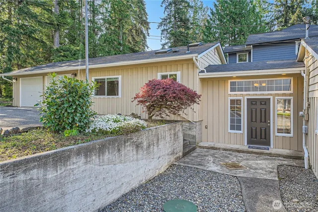 $1,195,000 | 12418 West Clear Lake Road East, Eatonville, WA 98328