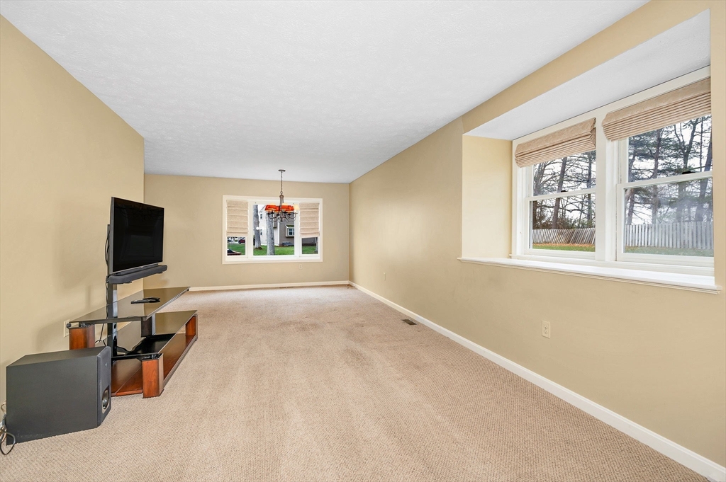 8 Fitzpatrick Circle, Unit 8 Nashua, NH 03063 - Photo 14 of 40