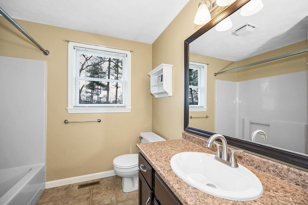 8 Fitzpatrick Circle, Unit 8 Nashua, NH 03063 - Photo 34 of 40