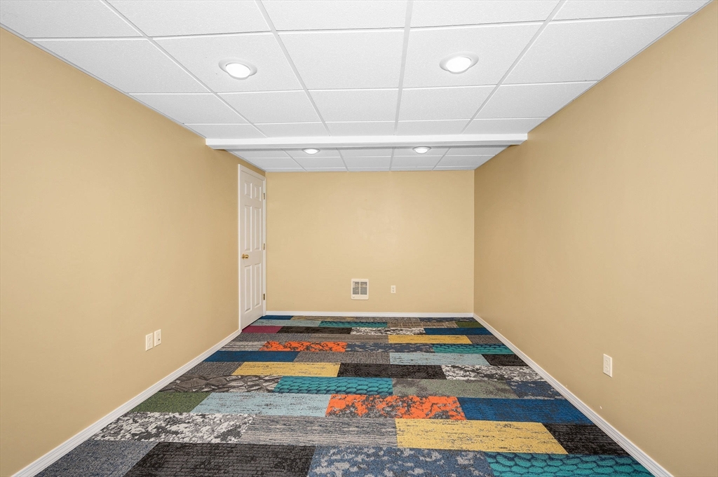 8 Fitzpatrick Circle, Unit 8 Nashua, NH 03063 - Photo 37 of 40