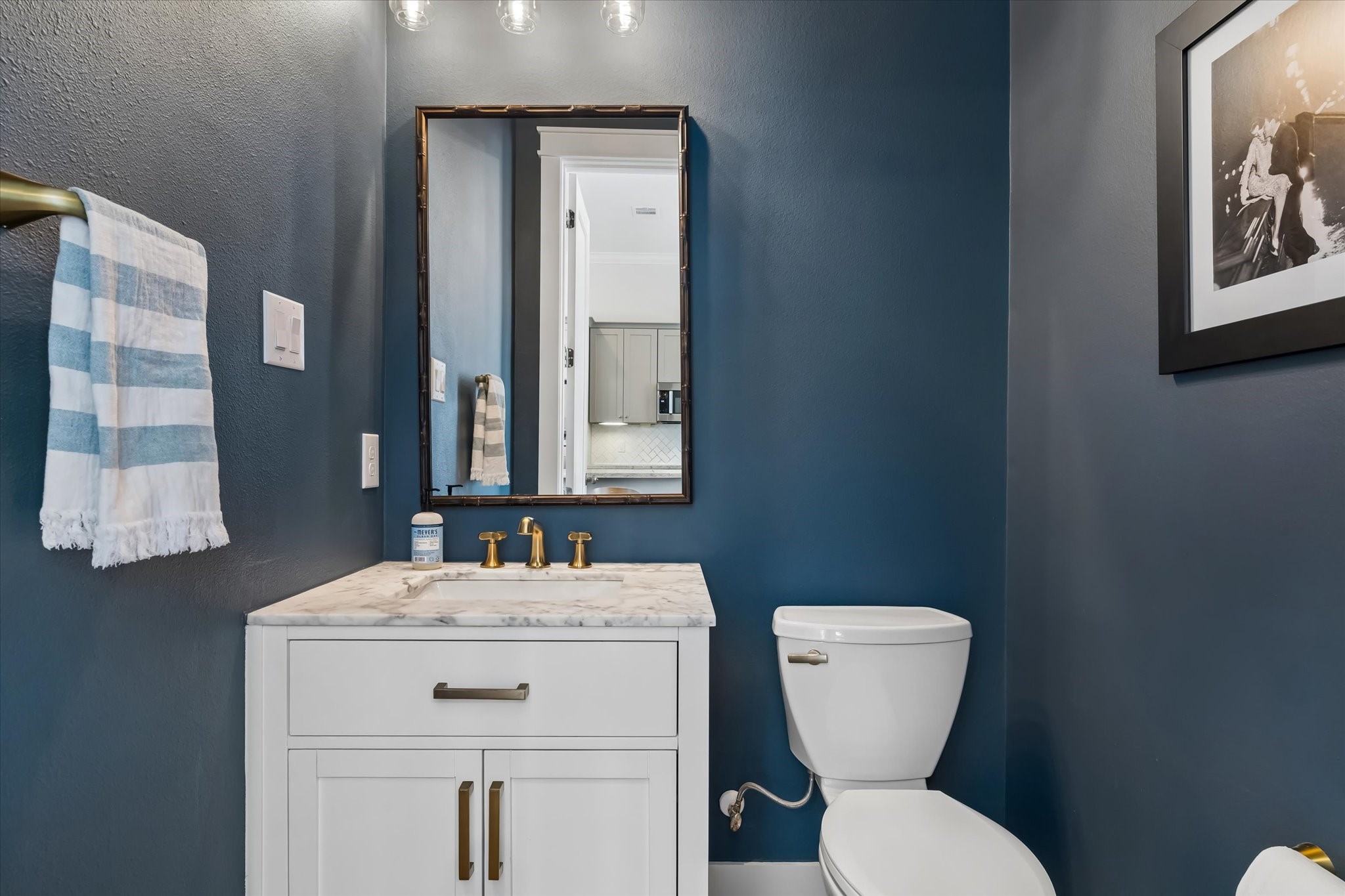 2503 Nicholson Street Houston, TX 77008 - Photo 18 of 22 Attractive powder bath adjacent to the living area.
