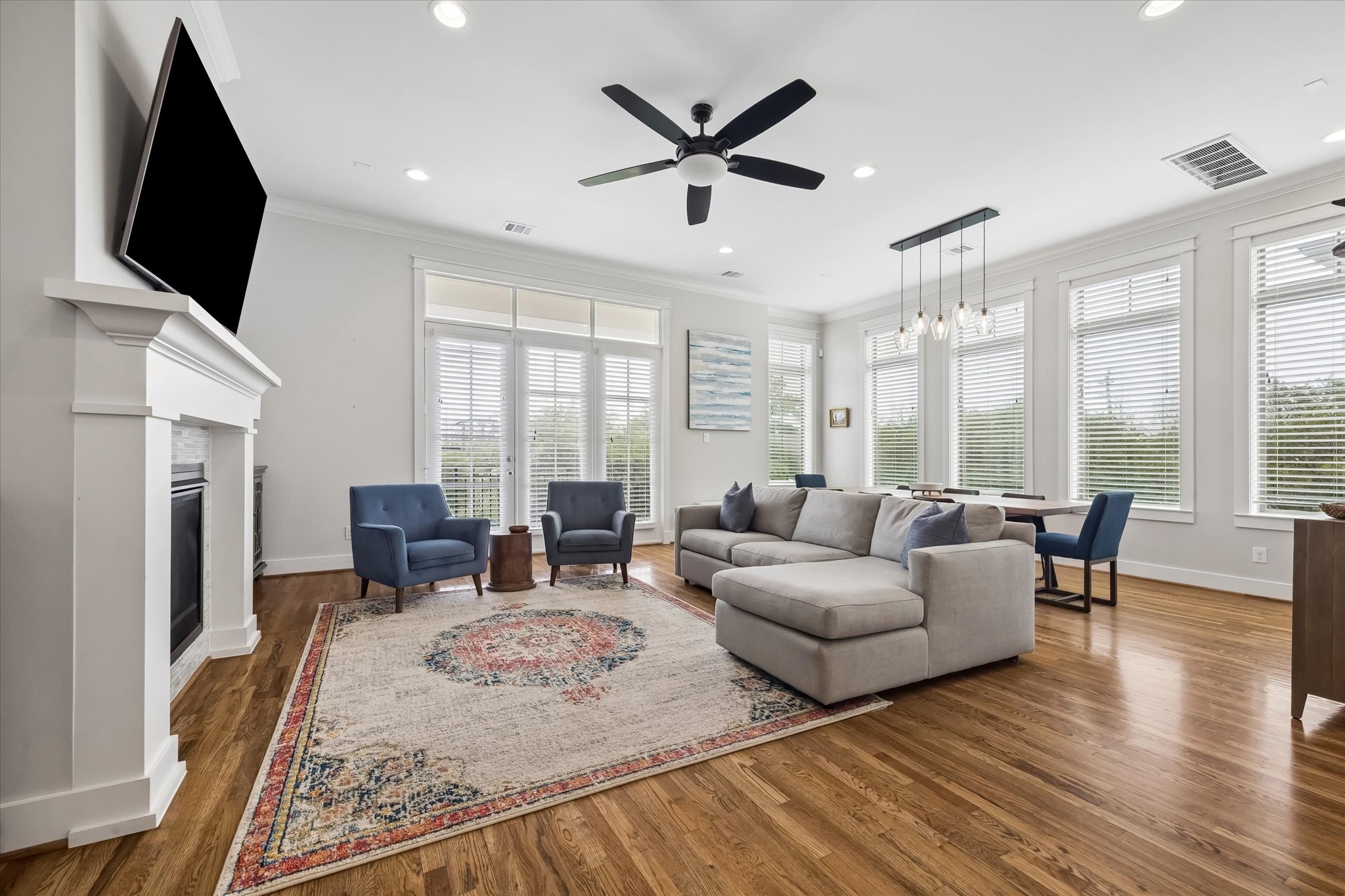 2503 Nicholson Street Houston, TX 77008 - Photo 4 of 22 The spacious living area is flooded with natural light from the oversized windows with transoms. Recessed lighting and a designer dining room fixture make the room sparkle at night.