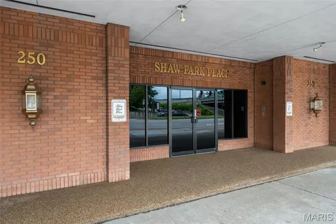 $325,000 | 250 South Brentwood Boulevard, Unit 1F, Clayton, MO 63105