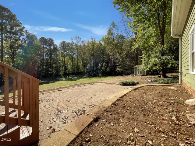 a view of yard with green space