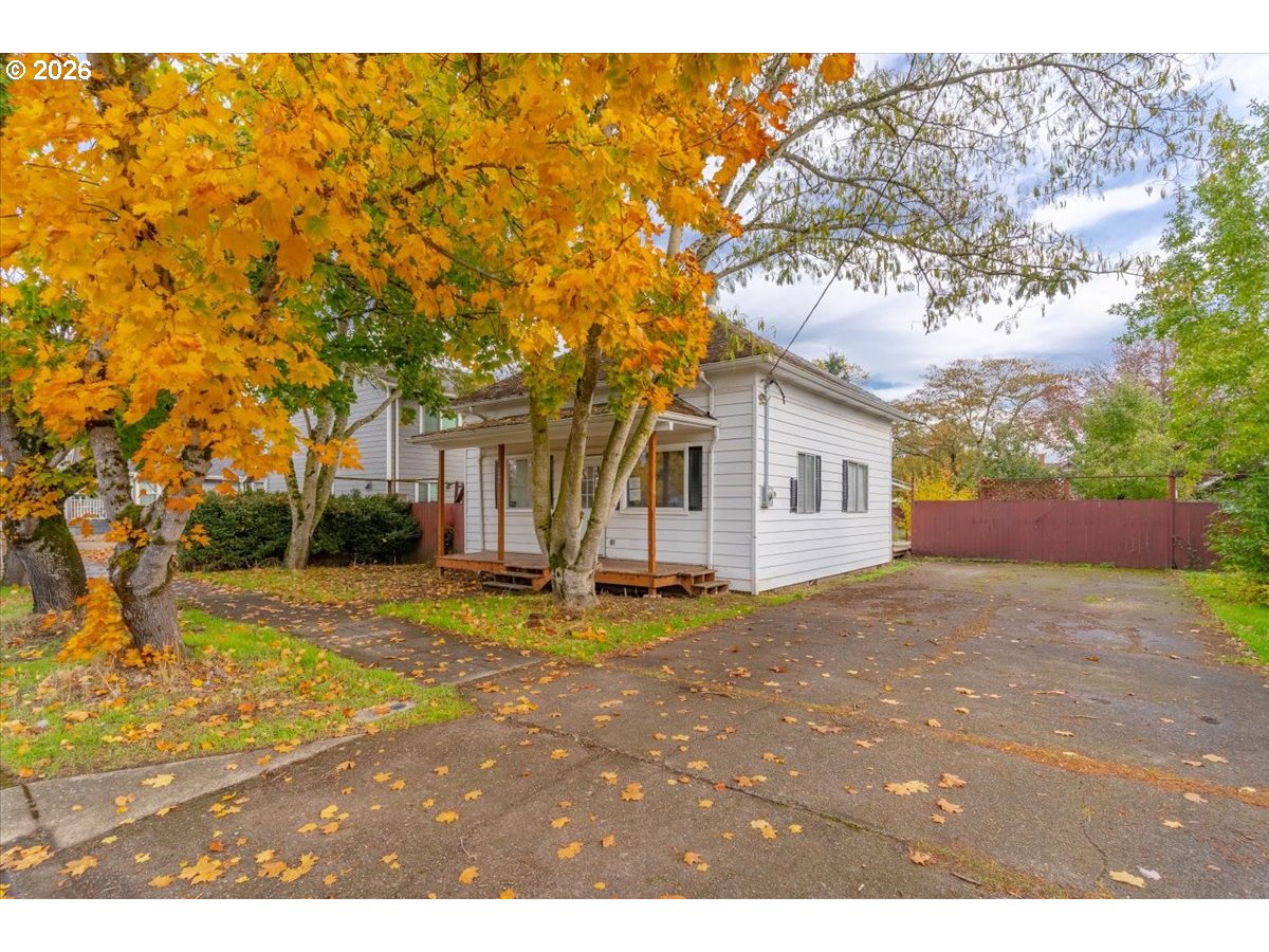 289 South 3rd Street Lebanon, OR 97355 - Photo 2 of 31