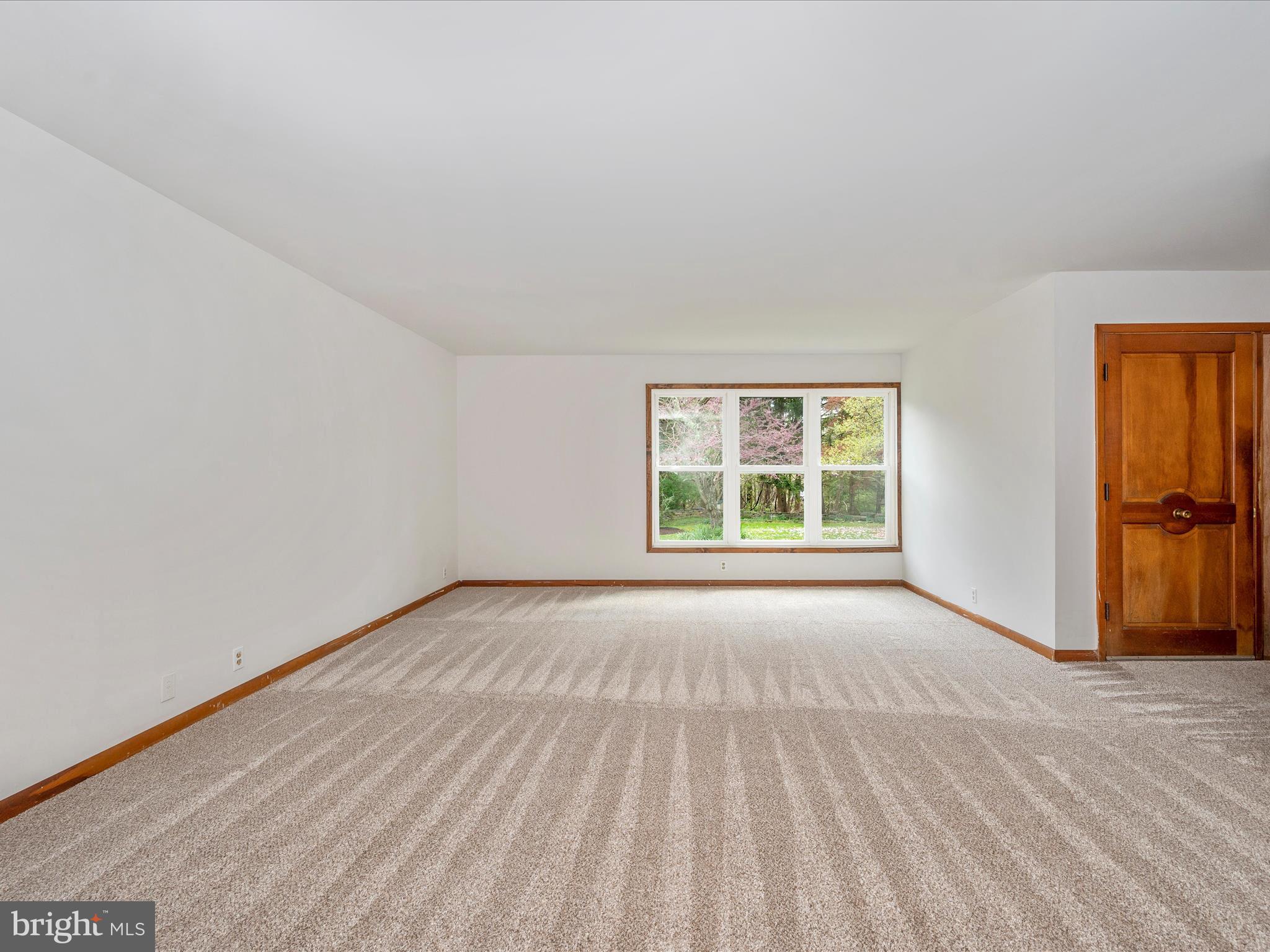 9126 Bethel Road Frederick, MD 21702 - Photo 4 of 57 Living Room